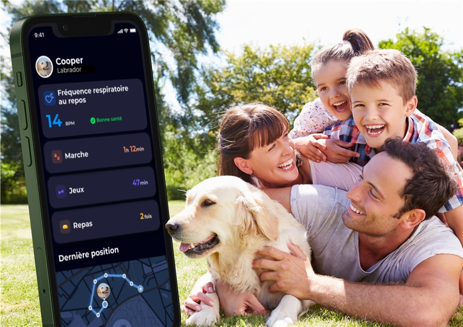 Un chien à côté de sa famille, avec l'application Biotracker affichant sa fréquence respiratoire au repos