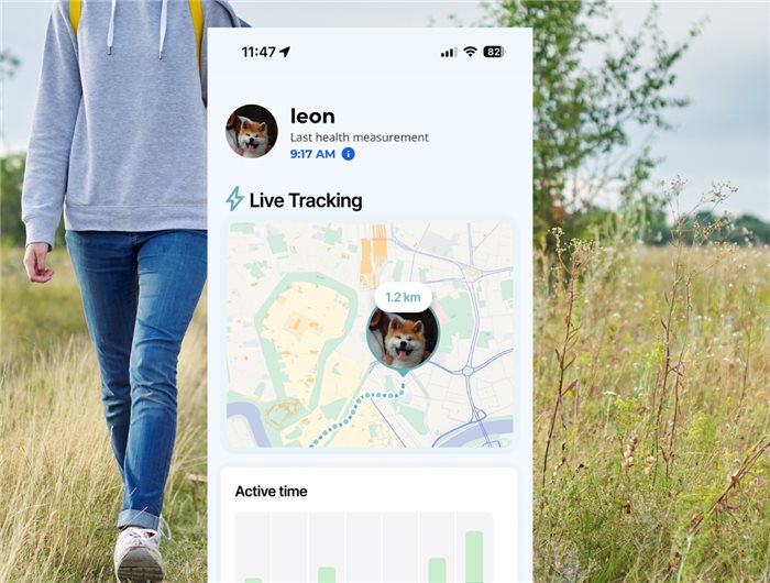 Femme se promenant avec son chien, application Biotracker en Live Tracking affichée sur un smartphone